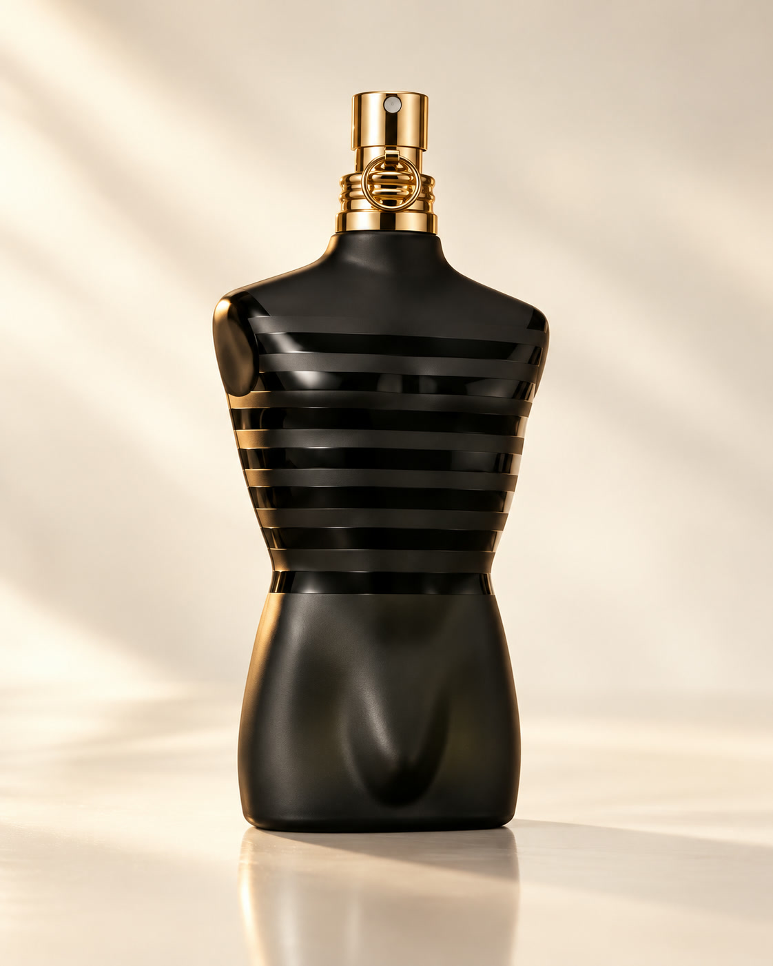 Imagem criada com IA do frasco preto e dourado em estúdio marfim.
